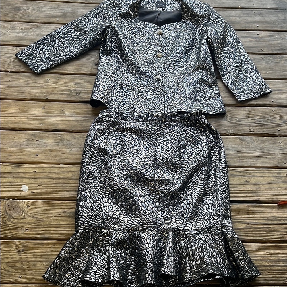 ASHRO two piece Elegant Black and Silver Skirt Suit size 16